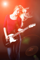 Obraz premium Blonde Frau spielt E-Gitarre