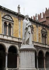 Fototapeta na wymiar statue of Dante Alighieri in Verona