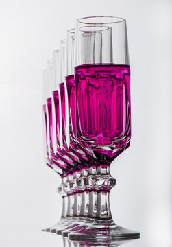 bicchieri cristallo in fila un poco in diagonale liquido rosa