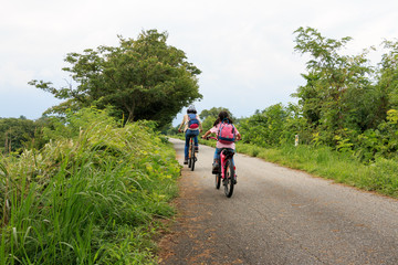 田舎道のサイクリング