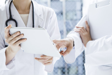 Doctor of two people to consult with the tablet
