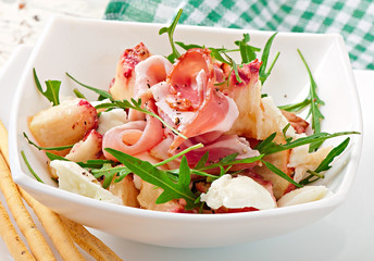 Salad with peach, mozzarella cheese and ham