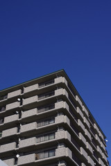 Obraz premium マンションと青空