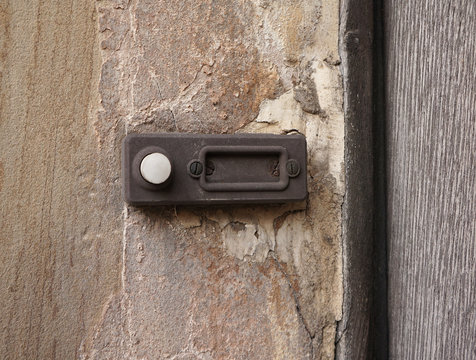 Marode T&uuml;rklingel eines unrenovierten Altbaus