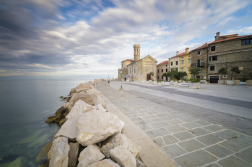 Miasto nad Adriatykiem widziane z wody.Piran,Słowenia - obrazy, fototapety, plakaty