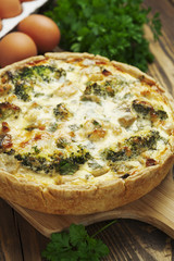 quiche Lorraine with chicken, mushrooms and broccoli