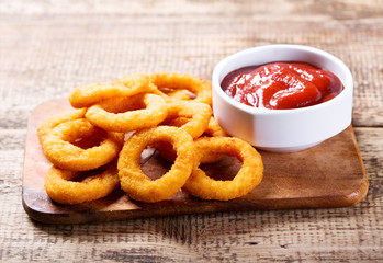 onion rings with ketchup