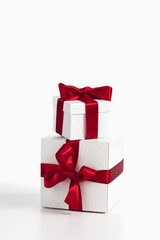 Weihnachtspäckchen auf weißem Hintergrund