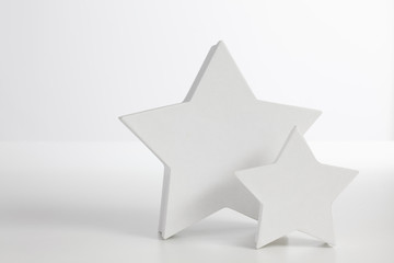 Sternförmige Päckchen auf weißem Hintergrund