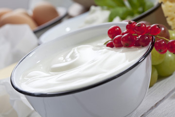 Gedeckter Tisch ,Metallschälchen mit Joghurt