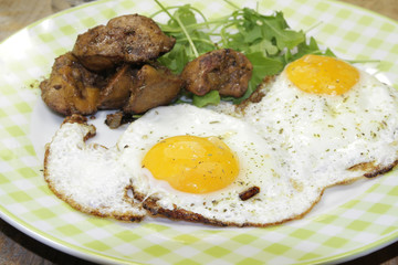 foie de volaille et oeufs