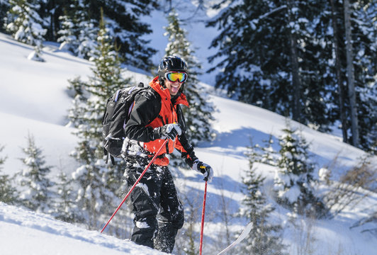 Skifahrer hat Spass im Schnee