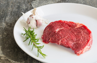 Rohes Rindersteak mit Rosmarin und Knoblauch