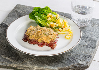 Rindersteak mit Senf Kräuter Kruste und Römersalatherzen mit M