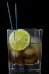 Cocktail in Whiskyglas auf schwarz