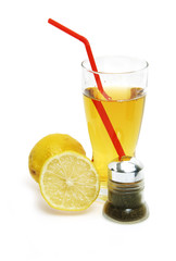 Apfelsaft mit Zitrone und Pfeffer