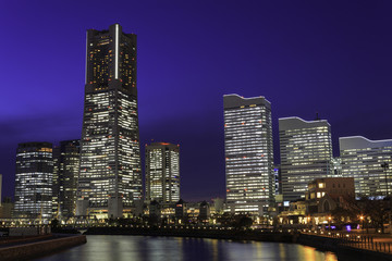 Fototapeta premium Skyscraper at Minatomirai, Yokohama in the twilight