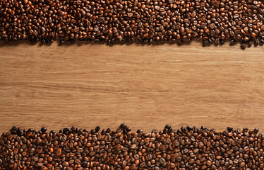 Panele Szklane  Widok z góry ziaren kawy na starym drewnianym tle