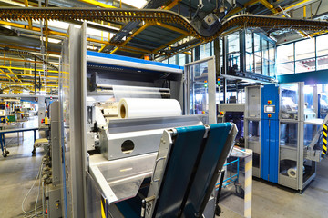 Verpackunsgmaschine in einer Großdruckerei zum Versand