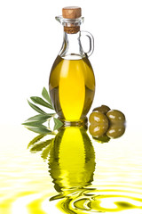 Aceite de oliva virgen extra y aceitunas para una dieta sana