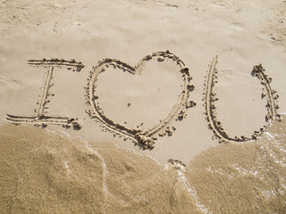 corazon dibujado en playa