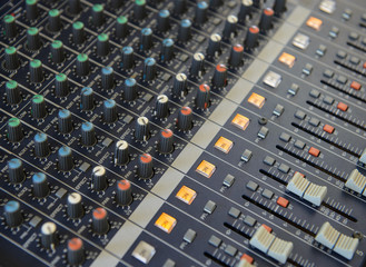 Audio mixing console