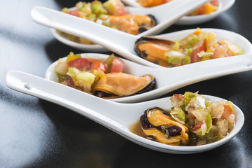 Mejillones a la vinagreta en cucharas de china para aperitivo