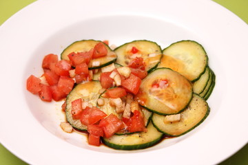 Gurkensalat mit Tomate
