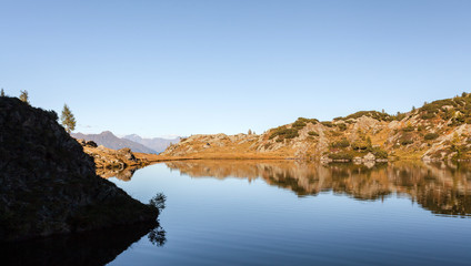 Fototapeta premium lago alpino al crepuscolo