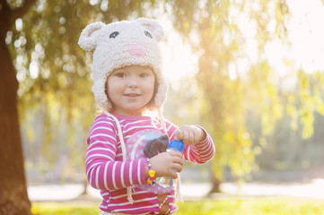 girl in a hat on the setting sun