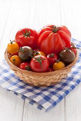 Korb mit bunten Tomaten