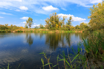 Fototapeta na wymiar nice autumn day on lake