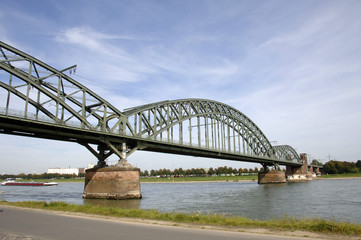Fototapeta na wymiar Brücke über den Rhein
