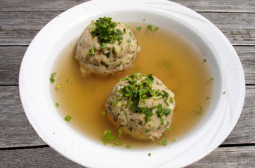 Tiroler Knödel in einer Suppe