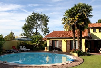 jardin exotique et piscine circulaire