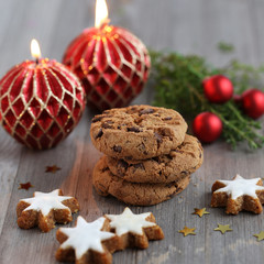 Obraz na płótnie Canvas Christmas cookies and red candles
