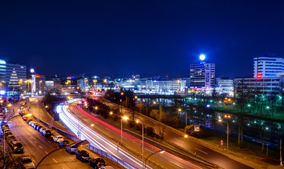 Fototapeta na wymiar Saarbrücken Zentrum mit Stadtautobahn Nachtaufnahme nachts