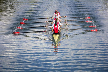 Eight men rowing - 70914973