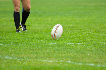 Jugador pateando en un partido de rugby