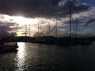 Segelboote im Abendlicht