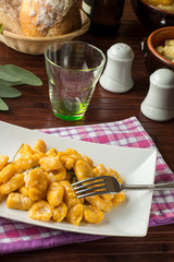 Gnocchi di zucca conditi nel piatto