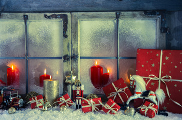 Weihnachtsfenster mit Kerzen dekoriert: Weihnachtskarte
