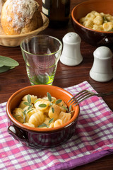 Gnocchi di ricotta nel coccio su un tavolo