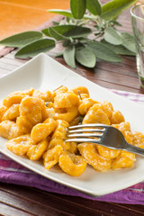 Gnocchi di zucca conditi nel piatto