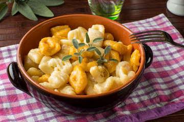 Gnocchi di ricotta e di zucca misti nel tegame di coccio