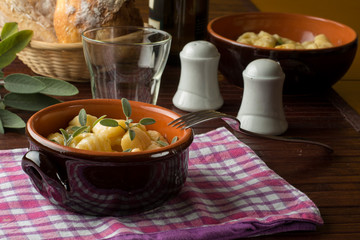 Gnocchi di ricotta nel coccio su un tavolo