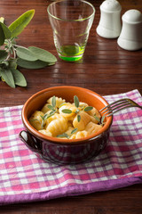 Gnocchi di ricotta nel coccio su un tavolo