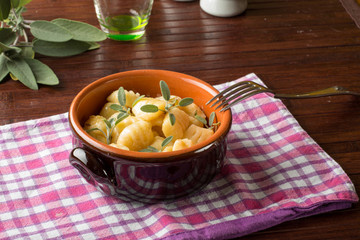 Gnocchi di ricotta nel coccio su un tavolo