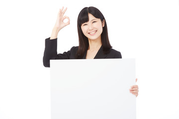 メッセージボードを持ってOKサインするビジネスウーマン