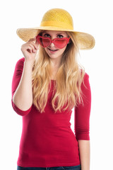 Blondes Mädchen mit Sonnenbrille und Hut